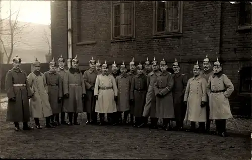 Foto Ak Deutsche Soldaten in Uniformen, Gruppenbild, Kaiserzeit, Pickelhaube