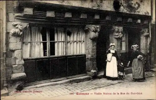 Ak Quimper Finistère, Altes Haus der Rue du Guó Odet, Frauen in Tracht
