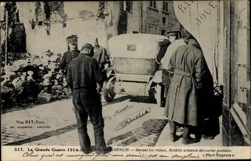 Ak Senlis-Oise, Vor den Ruinen, Soldaten kaufen Postkarten