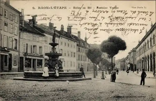 Ak Raon l'Étape Lothringen Vosges, Halles au Blé, Fontaine Vasque