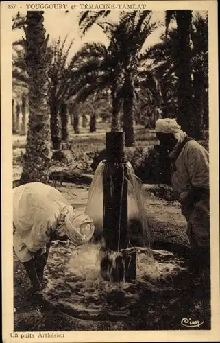 Ak Touggourt Algerien, Un puits Arthesien, Einheimische am Brunnen