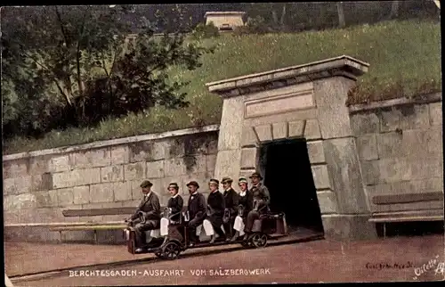 Künstler Ak Berchtesgaden in Oberbayern, Ausfahrt vom Salzbergwerk, Besucher auf der Grubenbahn