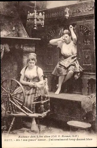 Ak Französische Tracht, Frau am Spinnrad, Wohnstube