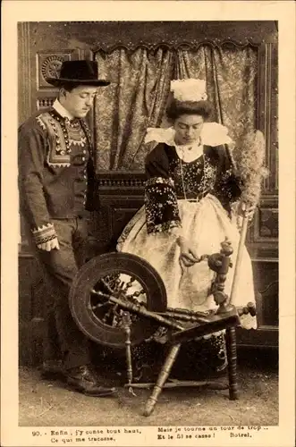 Ak Frau und Mann in französischen Trachten am Spinnrad