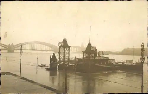 Foto Ak Köln am Rhein, Hochwasser, Dampferanlegestelle