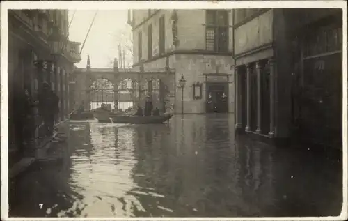 Foto Ak Köln am Rhein, Straßenpartie bei Hochwasser, Boot, Stege