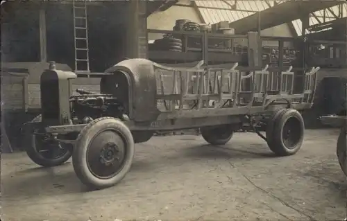 Foto Ak Automobil in einer Werkstatt, LKW, Fahrgestell