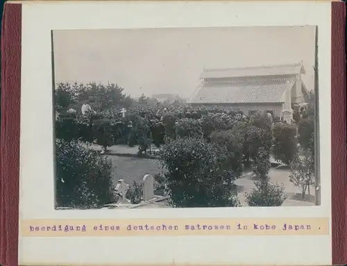 Foto Kobe Japan, um 1900, Beerdigung, Deutscher Matrose, Rücks.: Japanische Denkmäler