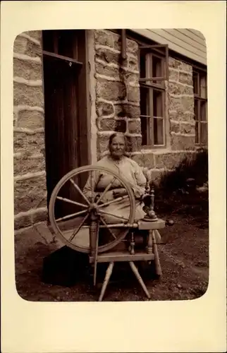 Foto Ak Geiranger Norwegen, Frau am Spinnrad