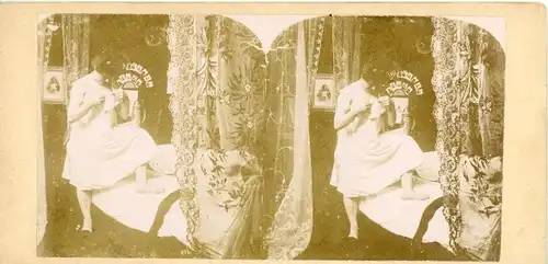 Stereo Foto Frau im Nachthemd, Bett