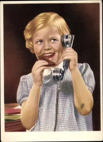Künstler Ak Kleines Mädchen spricht am Telefon, Schokolade essend