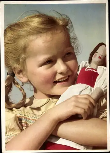 Ak Mädchen mit Puppe, Portrait