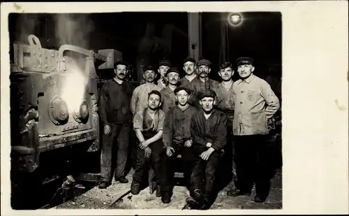 Foto Ak Arbeiter in einer Fabrik, Gießkolonne 1930