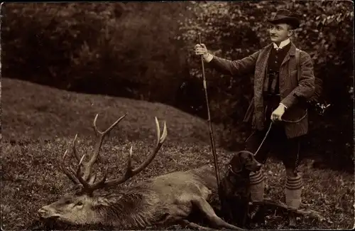 Foto Ak Mann mit erlegtem Hirsch, Jagd
