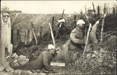 Foto Ak Soldaten im Feld, Stacheldraht