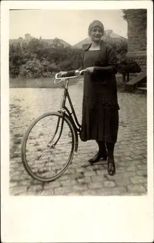 Foto Ak Frau mit einem Fahrrad, Portrait 1928