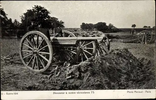 Ak Französische 75mm-Kanonen auf dem Schlachtfeld, Feldgeschütze, 1. WK