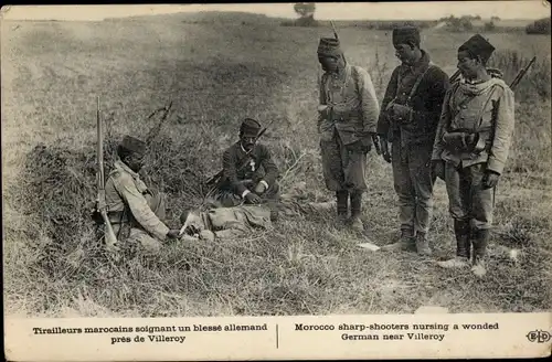 Ak Marokkanische Scharfschützen versorgen verwundeten deutschen Soldaten, Villeroy, 1. WK