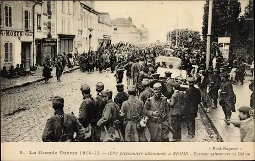 Ak Reims Marne, 1200 deutsche Kriegsgefangene beim Marsch durch die Stadt, 1. WK