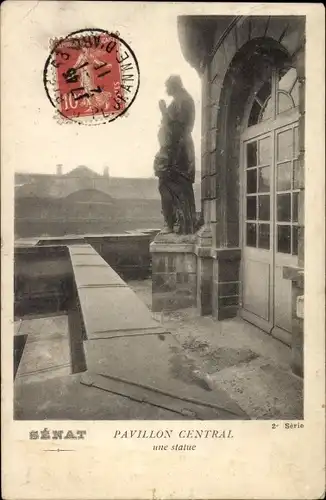 Ak Paris XVI Passy, Zentralpavillon, Eine Statue