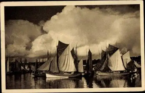 Ak Concarneau Finistère, Gruppe von Thunfischbooten unter stürmischem Himmel