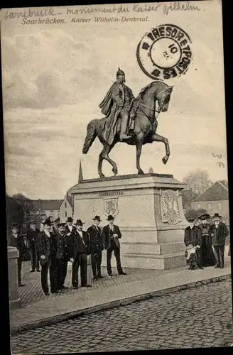 Ak Saarbrücken im Saarland, Herren vor dem Kaiser Wilhelm Denkmal