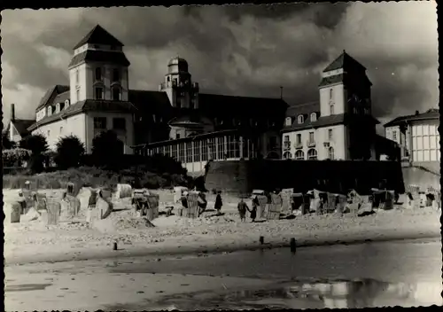 Ak Seebad Binz auf Rügen, Strand, Strandkörbe, Gebäude