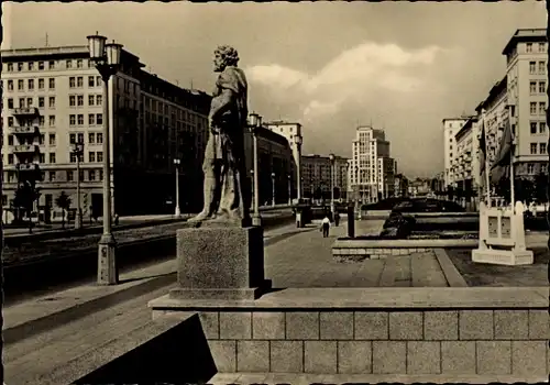 Ak Berlin Friedrichshain, Stalinallee, Denkmal