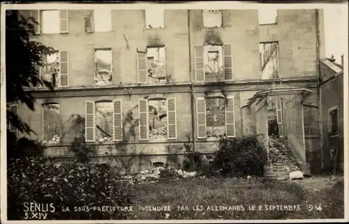 Ak Senlis-Oise, die Unterpräfektur, die im September 1914 von den Deutschen niedergebrannt wurde