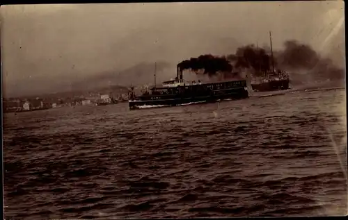 Ak Galata Konstantinopel Istanbul Türkiye, Dampfer in Fahrt mit Stadt im Hintergrund