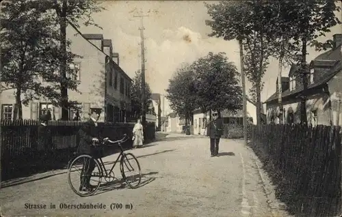 Ak Oberschönheide Schönheide im Erzgebirge Sachsen, Straße, Mann mit Fahrrad