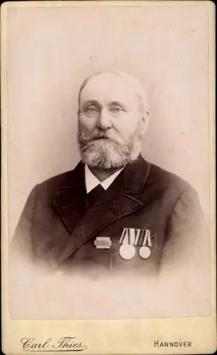 Kabinett Foto Hannover in Niedersachsen, Portrait von einem Mann mit Orden