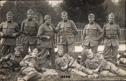 Foto Ak Schweizer ? Soldaten in Uniformen