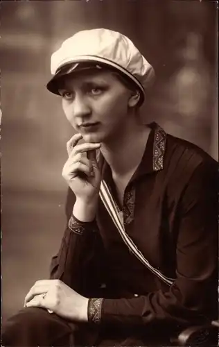 Studentika Foto Ak Portrait einer Studentin