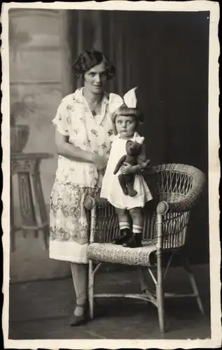 Foto Ak Frau mit Tochter, Portrait, Teddy