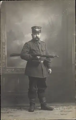 Foto Ak Mann in Uniform, Standportrait, Gewehr