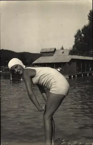 Foto Ak Frau in weißem Badeanzug, Portrait im Wasser