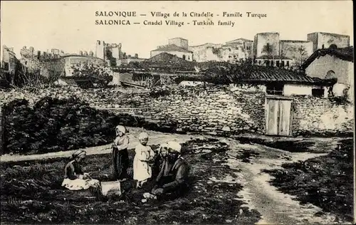 Ak Thessaloniki Griechenland, Dorf bei der Zitadelle, türkische Familie