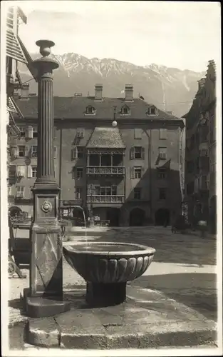 Ak Innsbruck in Tirol, Goldenes Dachl, Brunnen