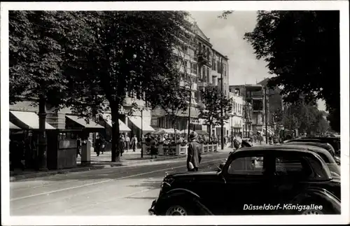 Foto Ak Düsseldorf, Königsallee, Autos, Passanten