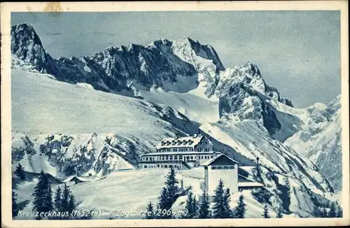 Ak Garmisch Partenkirchen in Oberbayern, Das Kreuzeckhaus mit Blick zur Zugspitze, Schnee