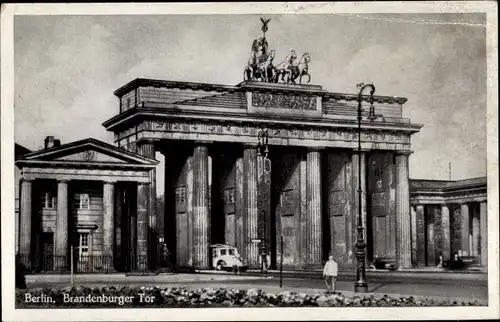 Ak Berlin Mitte, Brandenburger Tor, Auto