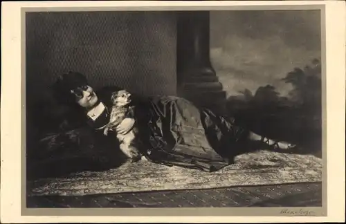 Foto Ak Liegende Frau mit kleinem Hund, Portrait
