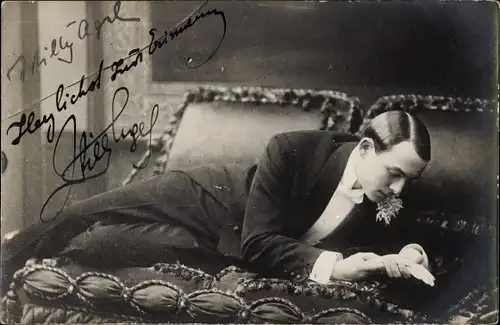 Foto Ak Liegender Mann im Frack, Portrait