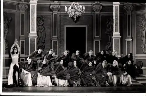 Foto Ak Schauspielerinnen auf einer Bühne, Tänzerin, Theaterszene