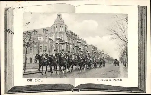 Ak Rathenow im Havelland, Husaren in Parade