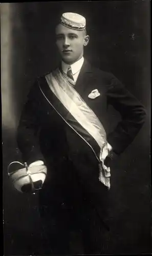 Studentika Foto Ak Student mit Schläger, Portrait, August Karl Hohmann