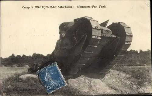 Ak Camp de Coetquidan, französischer Panzer im Manöver