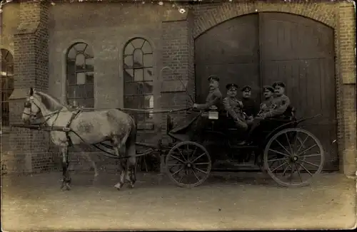Foto Ak Deutsche Soldaten, Kutsche, Pferd, Soldatenleben, I. WK