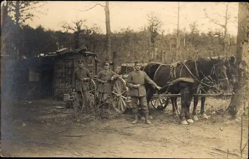 Foto Ak Deutsche Soldaten, Fuhrwerk, Pferd, Soldatenleben, I. WK